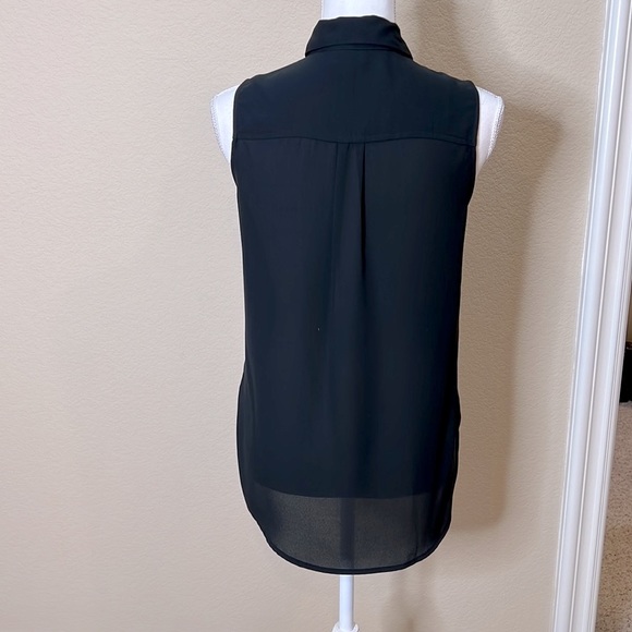 Who What Wear Button Down Sleeveless Blouse - Picture 4 of 6